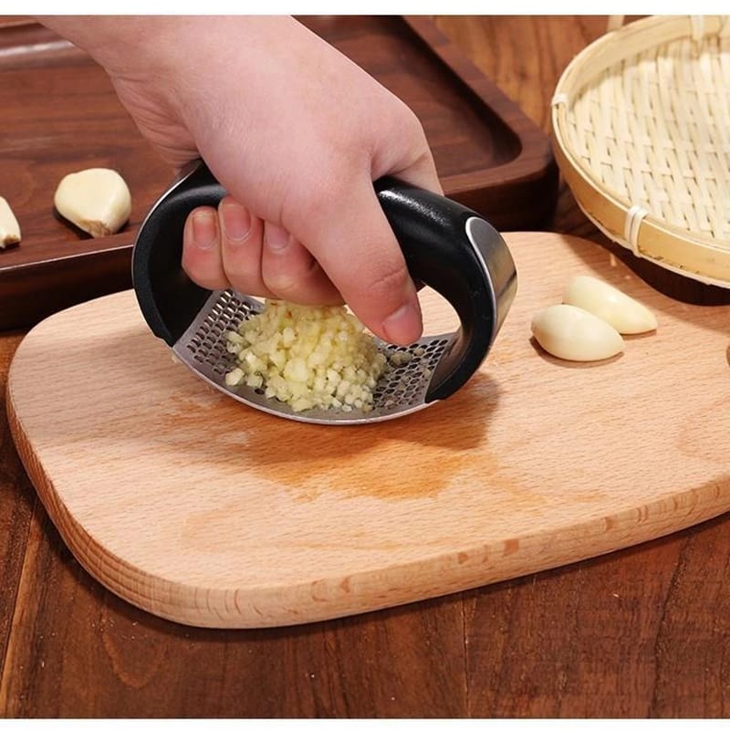 Ring garlic crusher