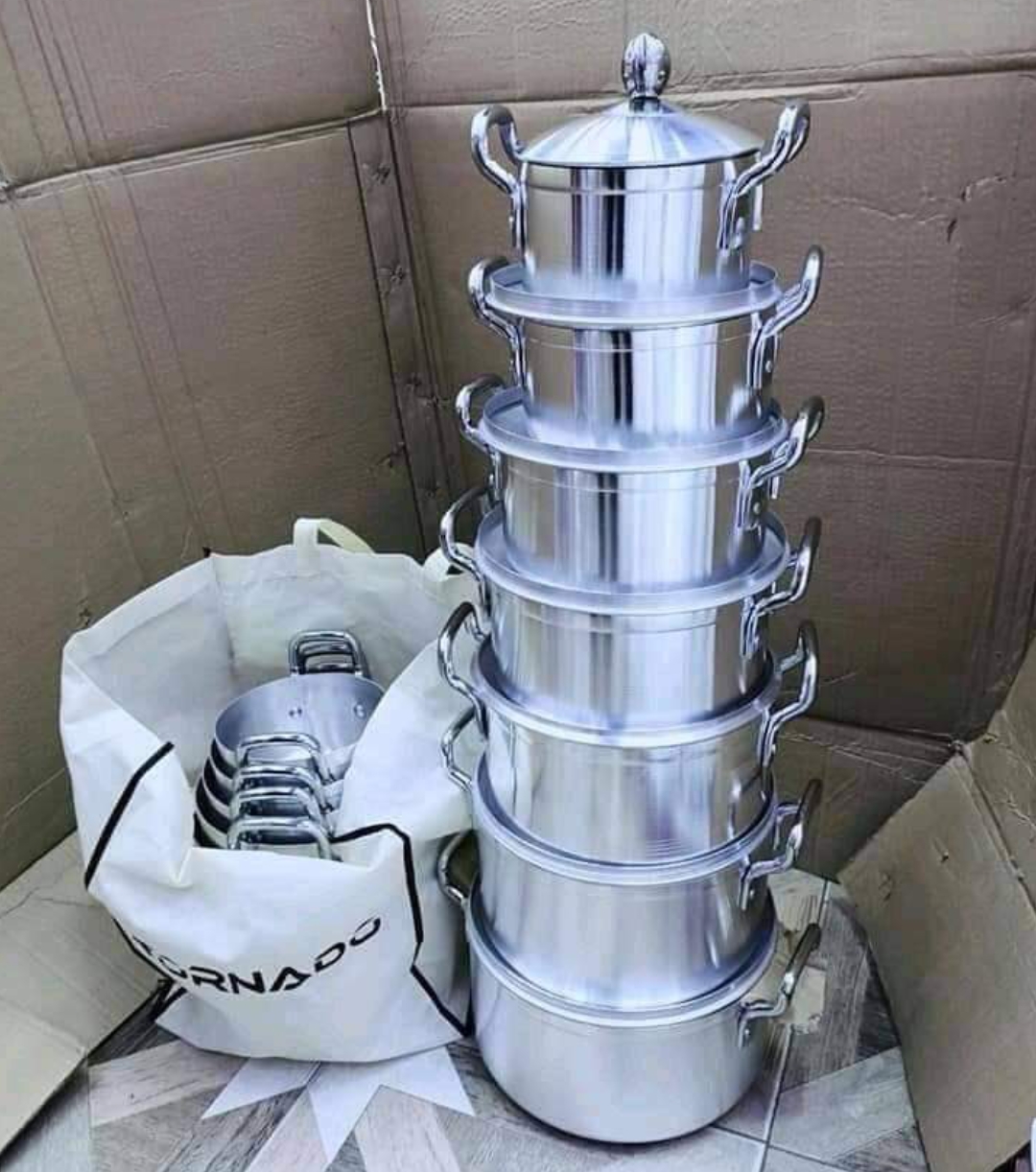 Aluminium cooking pot
